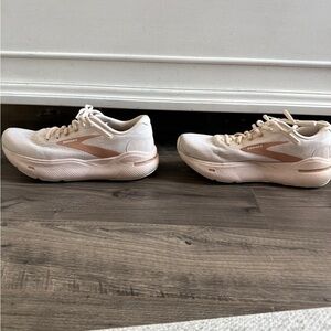 Brooks Ghost Max Women's Athletic Shoes
